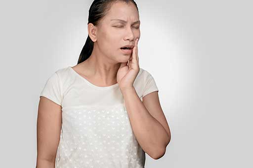 Woman suffers pain discomfort in the jaw