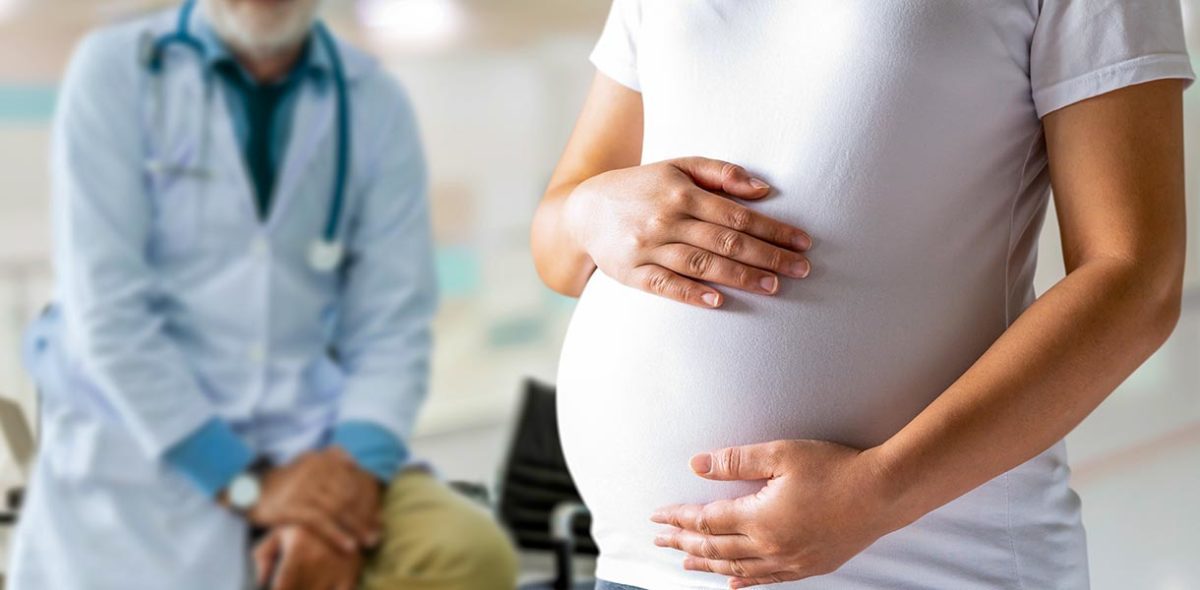 mujer embarazada visita al ginecólogo
