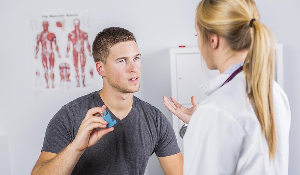 doctor discussing asthma treatment