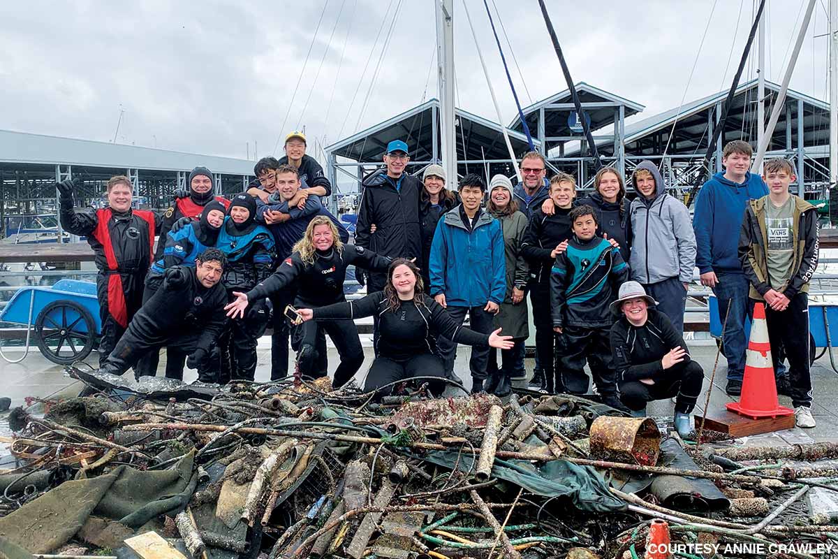 Penyelam dan relawan membantu membersihkan lautan
