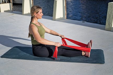 dive fitness stretch - comienza con la posición sentada y las piernas estiradas juntas