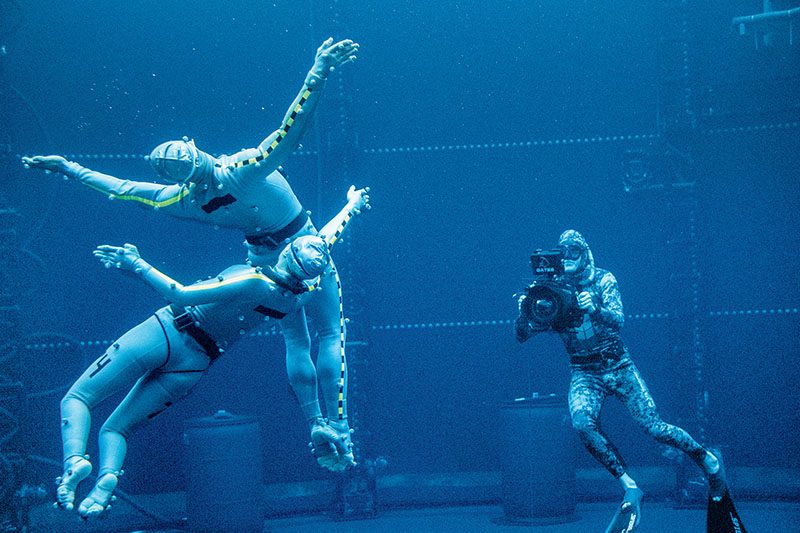 Sinematografer bawah air Pete Zuccarini memfilmkan seniman penangkap pertunjukan tulkun, Benoit Beafils dan Emilie Siemer