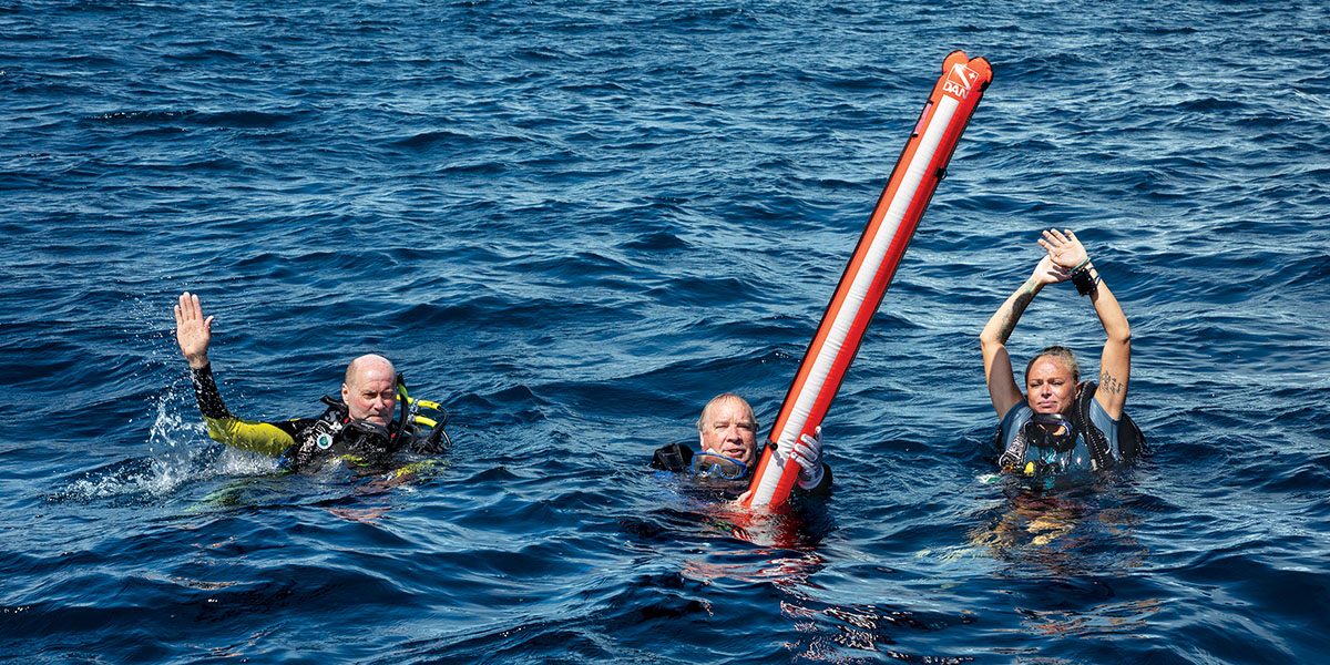 DSMB dapat membantu personel pendukung permukaan dan kapal lain menemukan penyelam di permukaan