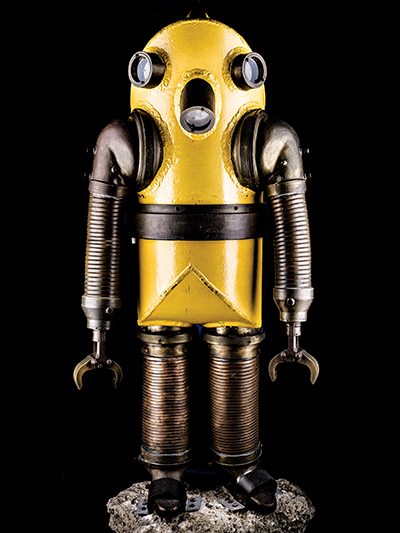 El traje de Iron Mike está hecho de casi media tonelada de bronce y acero