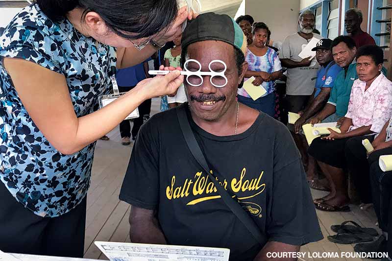 penduduk pulau yang menerima perawatan penglihatan