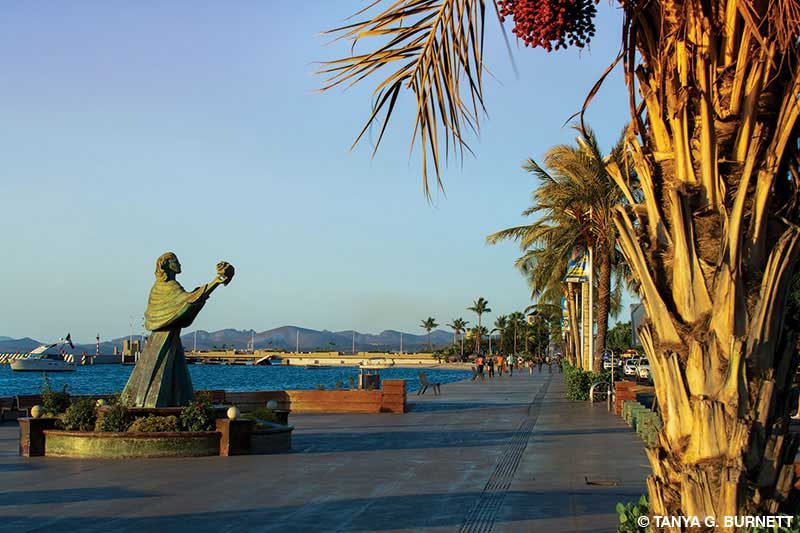 estatua de bronce en el Malecón