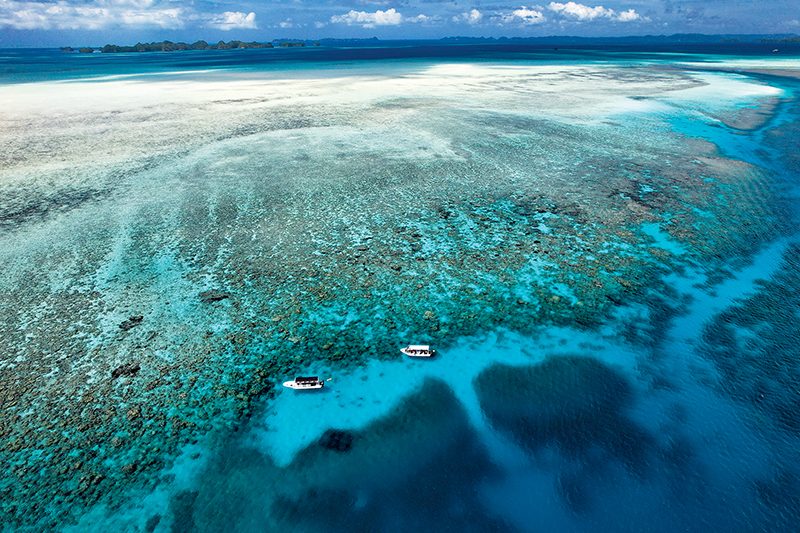Pemandangan drone dari perimeter terumbu karang dangkal Selat Jerman