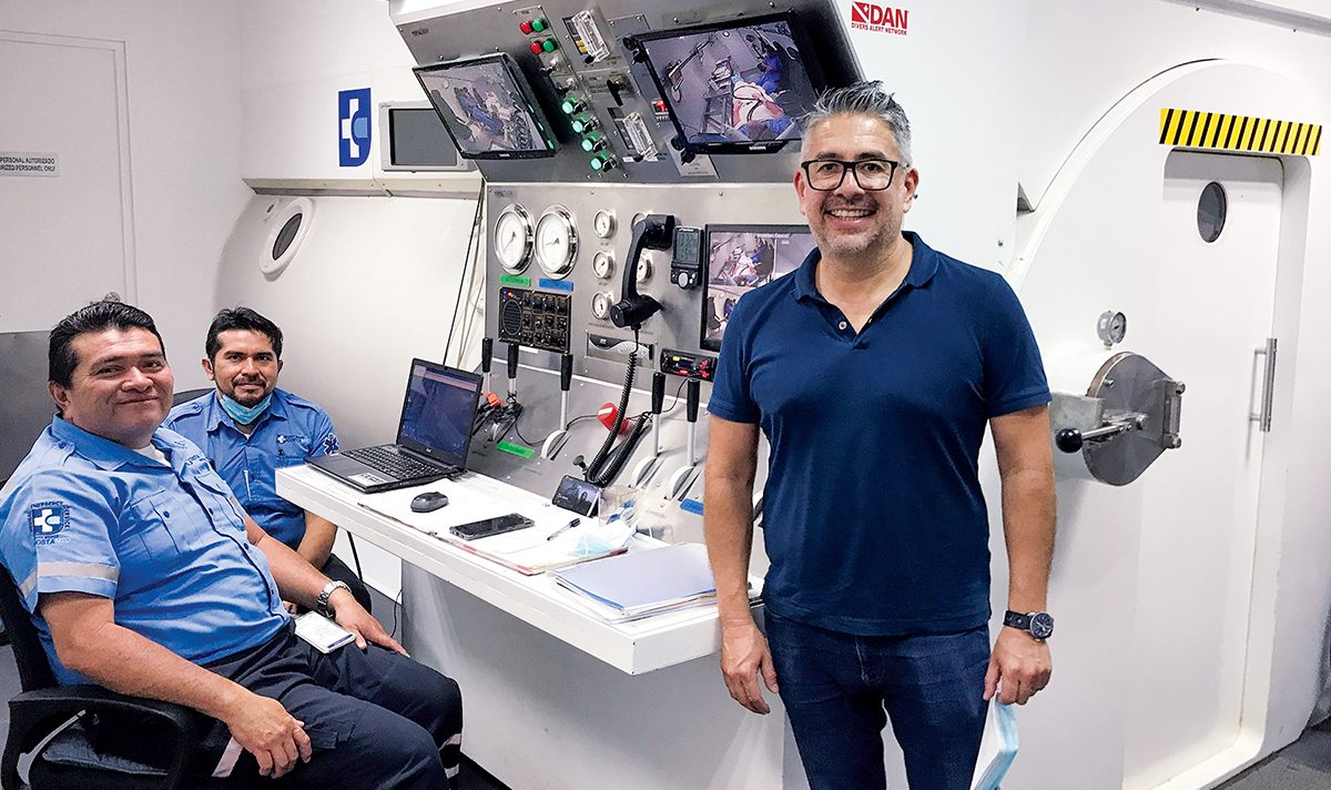Dr. Dario Gomez dan beberapa stafnya di ruang hiperbarik Costamed