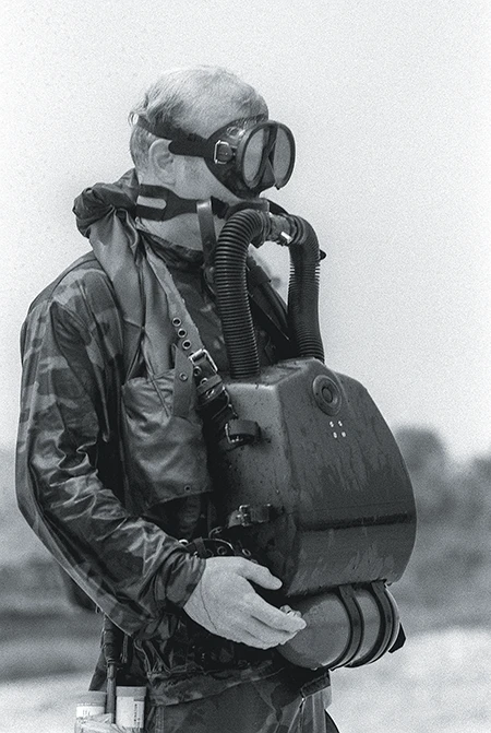 A U.S. Navy SEAL wears a pure-oxygen Dräger MK 25 rebreather