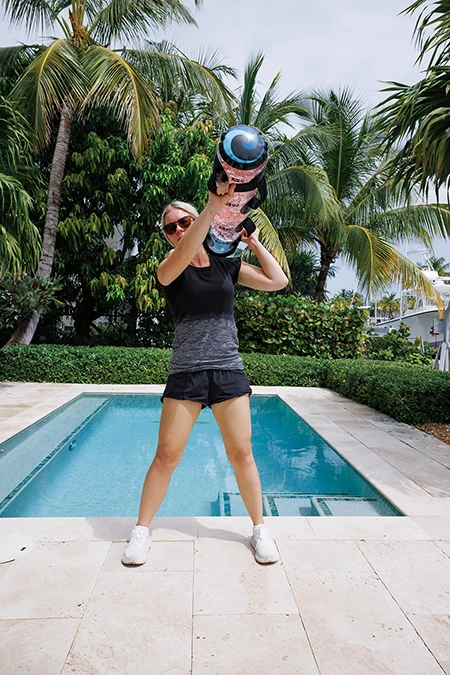 Woman ends the movement with the bag on her left shoulder.