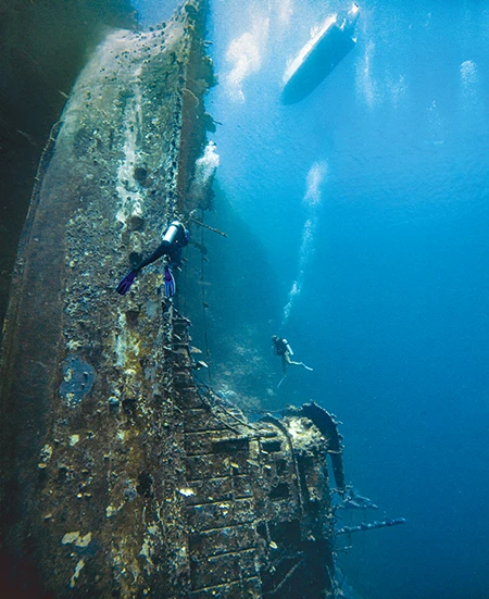 Allen descends to the Taiyo wreck.
